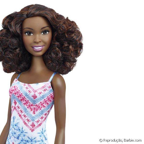 A pele negra escura ? finalmente representada na boneca Barbie, com cabelos volumosos make bem discreta